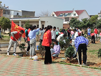 许岭初中团总支开展 “种下一棵树，感恩一片情”志愿服务活动
